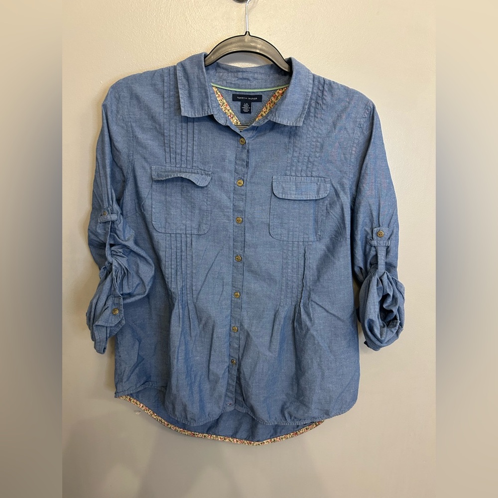 Women’s Tommy Hilfiger 100% cotton denim button down inside floral pattern sz L